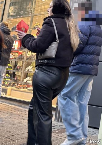 Filles en leggings moulants dans la rue photo par Come — Amateurs