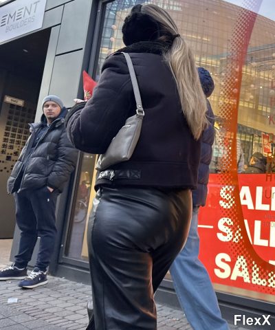 Filles en leggings moulants dans la rue photo par Come — Amateurs