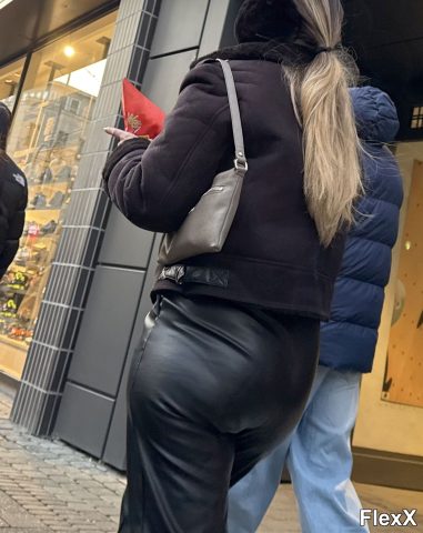 Filles en leggings moulants dans la rue photo par Come — Amateurs