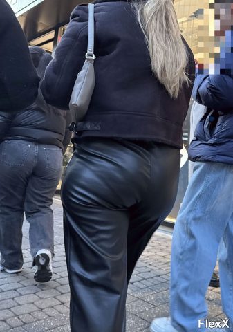 Filles en leggings moulants dans la rue photo par Come — Amateurs