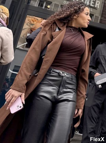 Filles en leggings moulants dans la rue photo par Come — Amateurs