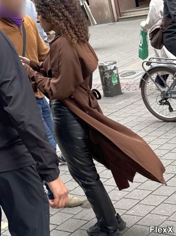 Filles en leggings moulants dans la rue photo par Come — Amateurs
