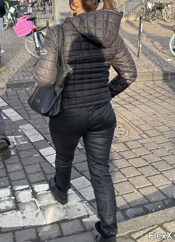Filles en leggings moulants dans la rue photo par Come — Amateurs