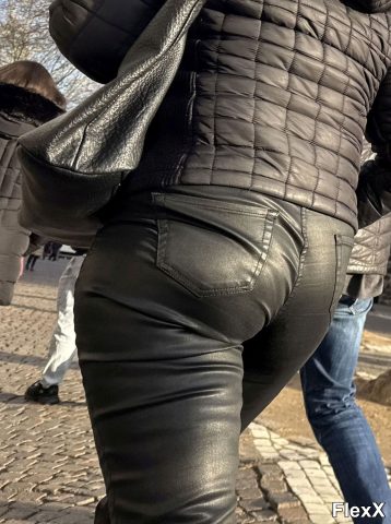 Filles en leggings moulants dans la rue photo par Come — Amateurs