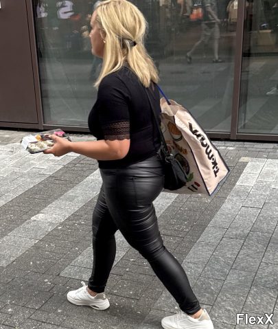 Filles en leggings moulants dans la rue photo par Come — Amateurs