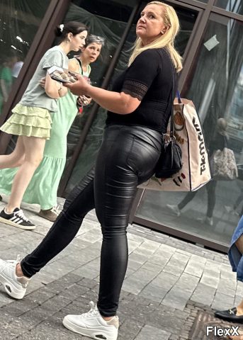 Filles en leggings moulants dans la rue photo par Come — Amateurs