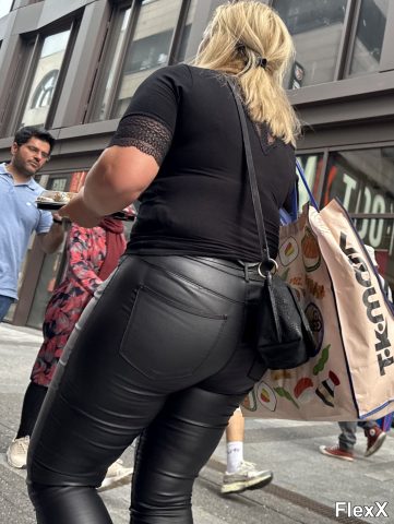 Filles en leggings moulants dans la rue photo par Come — Amateurs