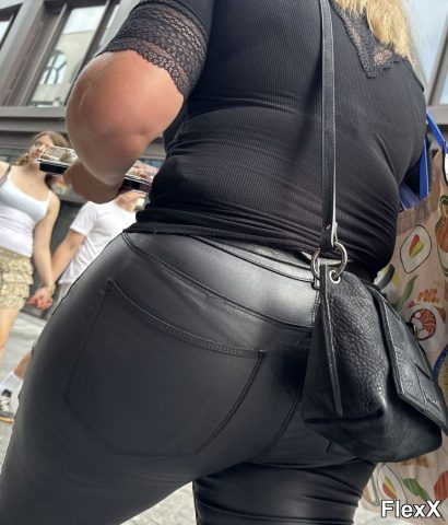 Filles en leggings moulants dans la rue photo par Come — Amateurs