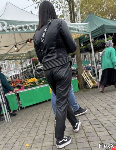 Filles en leggings moulants dans la rue photo par Come — Amateurs