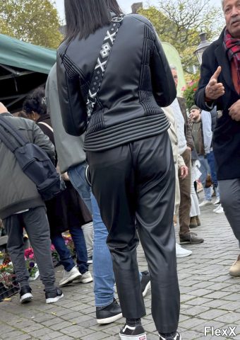 Filles en leggings moulants dans la rue photo par Come — Amateurs
