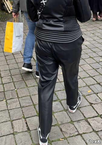 Filles en leggings moulants dans la rue photo par Come — Amateurs