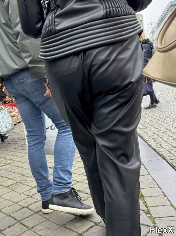 Filles en leggings moulants dans la rue photo par Come — Amateurs