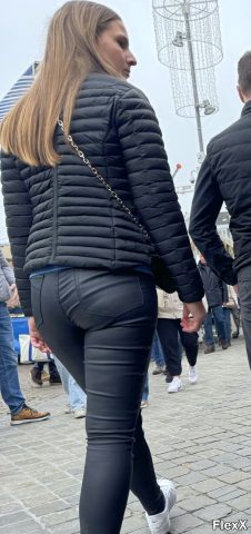 Filles en leggings moulants dans la rue photo par Come — Amateurs