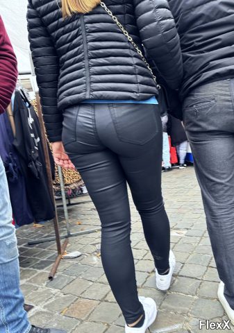 Filles en leggings moulants dans la rue photo par Come — Amateurs