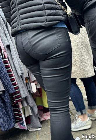 Filles en leggings moulants dans la rue photo par Come — Amateurs