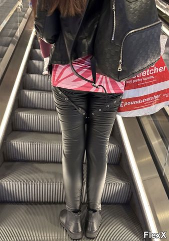 Filles en leggings moulants dans la rue photo par Come — Amateurs