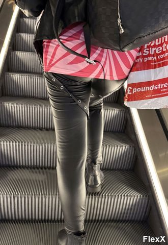 Filles en leggings moulants dans la rue photo par Come — Amateurs