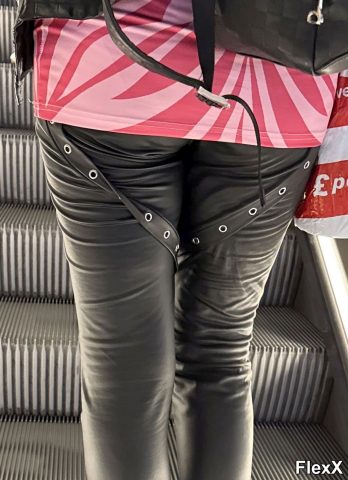 Filles en leggings moulants dans la rue photo par Come — Amateurs