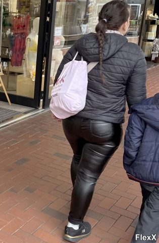 Filles en leggings moulants dans la rue photo par Come — Amateurs