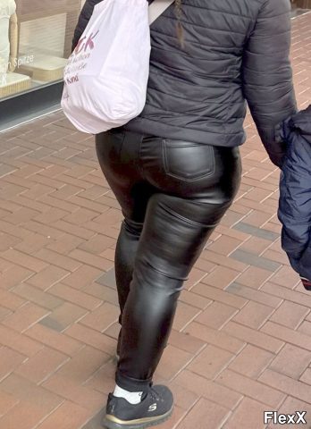 Filles en leggings moulants dans la rue photo par Come — Amateurs