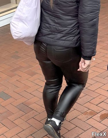 Filles en leggings moulants dans la rue photo par Come — Amateurs