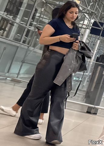 Filles en leggings moulants dans la rue photo par Come — Amateurs