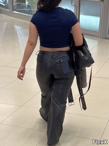 Filles en leggings moulants dans la rue photo par Come — Amateurs