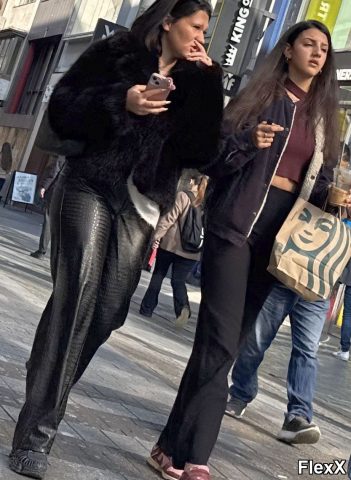 Filles en leggings moulants dans la rue photo par Come — Amateurs