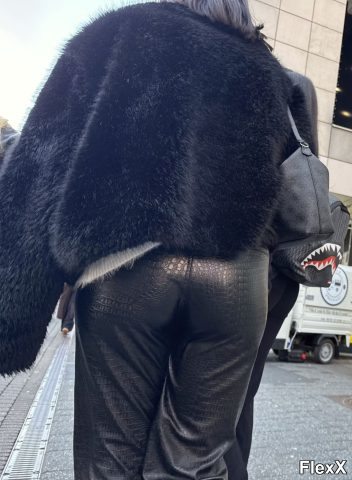 Filles en leggings moulants dans la rue photo par Come — Amateurs