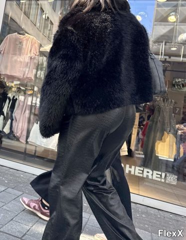 Filles en leggings moulants dans la rue photo par Come — Amateurs