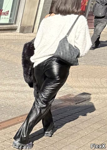 Filles en leggings moulants dans la rue photo par Come — Amateurs