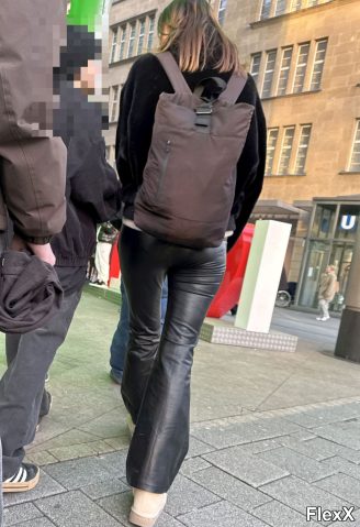 Filles en leggings moulants dans la rue photo par Come — Amateurs