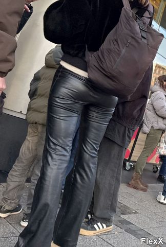 Filles en leggings moulants dans la rue photo par Come — Amateurs