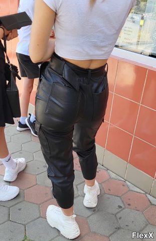 Filles en leggings moulants dans la rue photo par Come — Amateurs