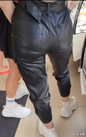 Filles en leggings moulants dans la rue photo par Come — Amateurs