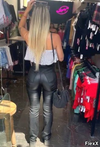 Filles en leggings moulants dans la rue photo par Come — Amateurs