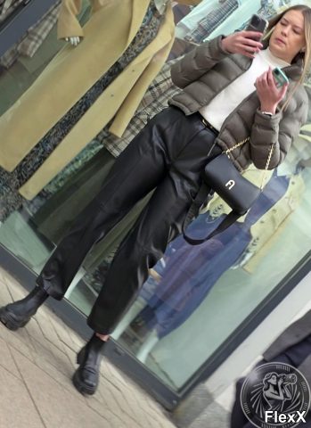 Filles en leggings moulants dans la rue photo par Come — Amateurs