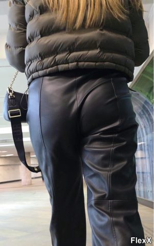 Filles en leggings moulants dans la rue photo par Come — Amateurs