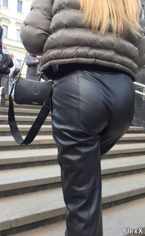 Filles en leggings moulants dans la rue photo par Come — Amateurs