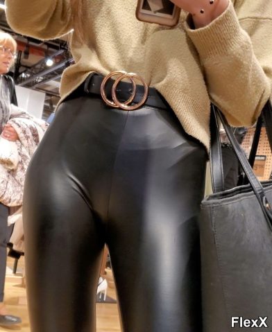 Filles en leggings moulants dans la rue photo par Come — Amateurs