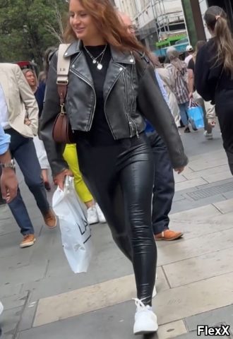 Filles en leggings moulants dans la rue photo par Come — Amateurs