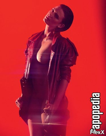 Elodie Frégé nue - chanteuse et actrice photo par Antoine — Célébrités